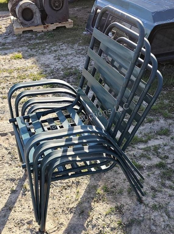 4 plastic lawn chairs