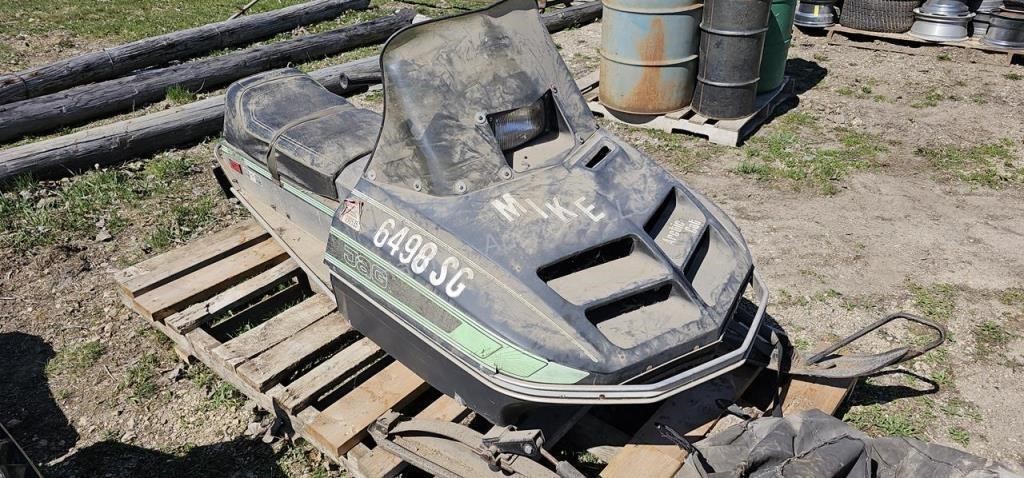 Snowmobile - 1979 - with cover - restoration proje