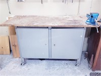 WORK BENCH ON WHEELS