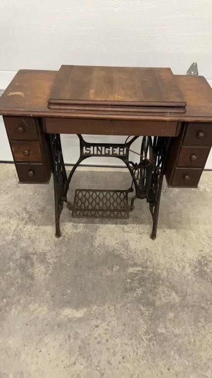 Extremely Nice, Antique Singer Sewing Machine