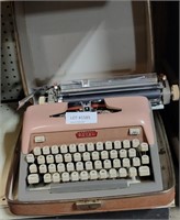 VTG. ROYAL MANUAL TYPEWRITER