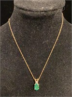 14KT GOLD NECKLACE & PENDANT W/ GREEN STONE