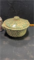 Pottery bowl with lid