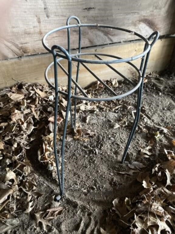 Metal plant stand