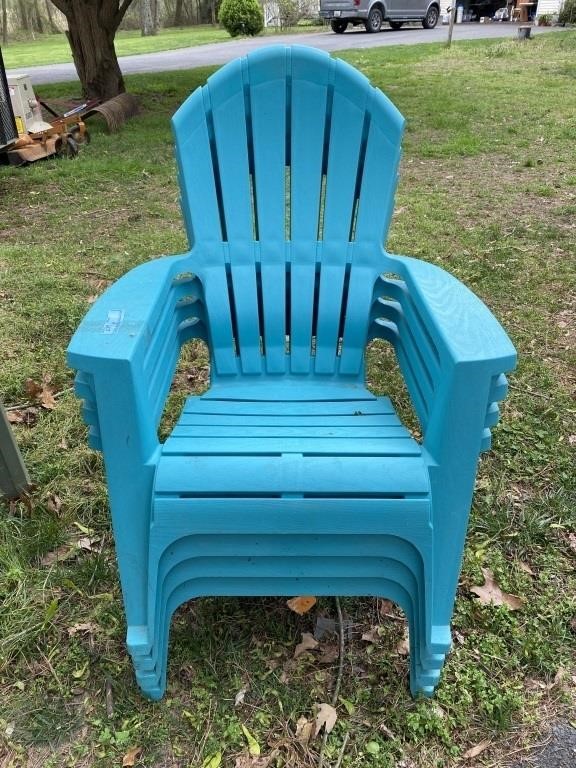 4 PLASTIC ADIRONDACK CHAIRS AND PLASTIC TABLE