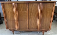 Beautiful Mid Modern Credenza