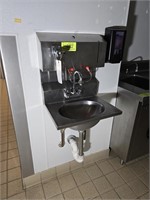 SS SINK W / PAPER TOWEL DISPENSER