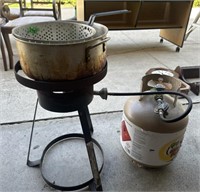 Outdoor deep fryer with propane tank