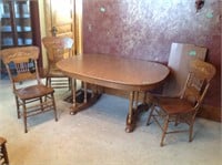 Vintage dining room table 59.5 x 41.5 x 28.5 and