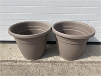 2 Grey plastic planters
