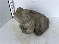 Concrete garden statue- kissing frog