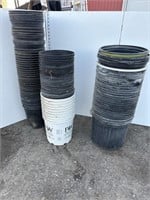 Lot: plastic planter pots
