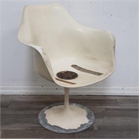 Mid century modern fiberglass tulip chair
