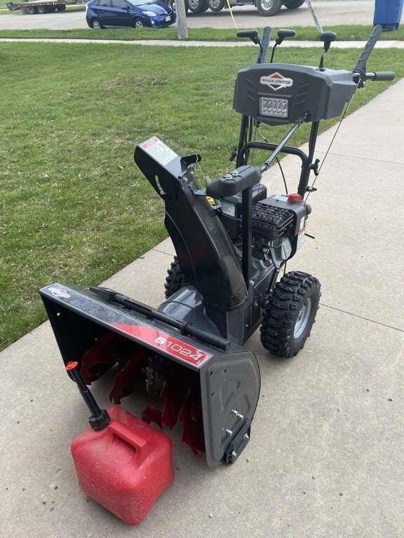 Briggs & Stratton S 1024 SnowBlower and Gas Can