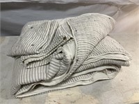 Comforter Unknown Size W/2 Pillow cases