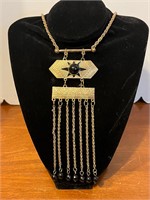 Pendant chain statement necklace
