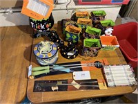 LARGE LOT OF HALLOWEEN DECOR TREAT BASKETS ARE