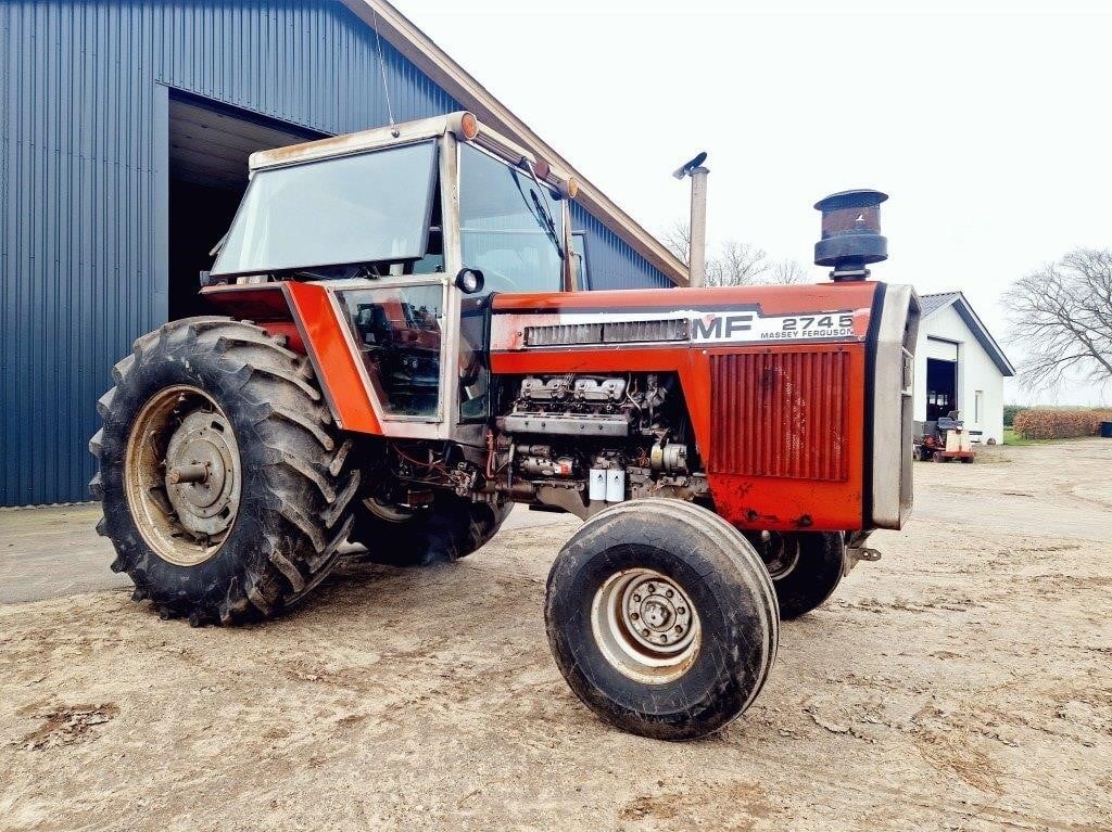 Traktor: Massey Ferguson 2745, V8 diesel, turbo
