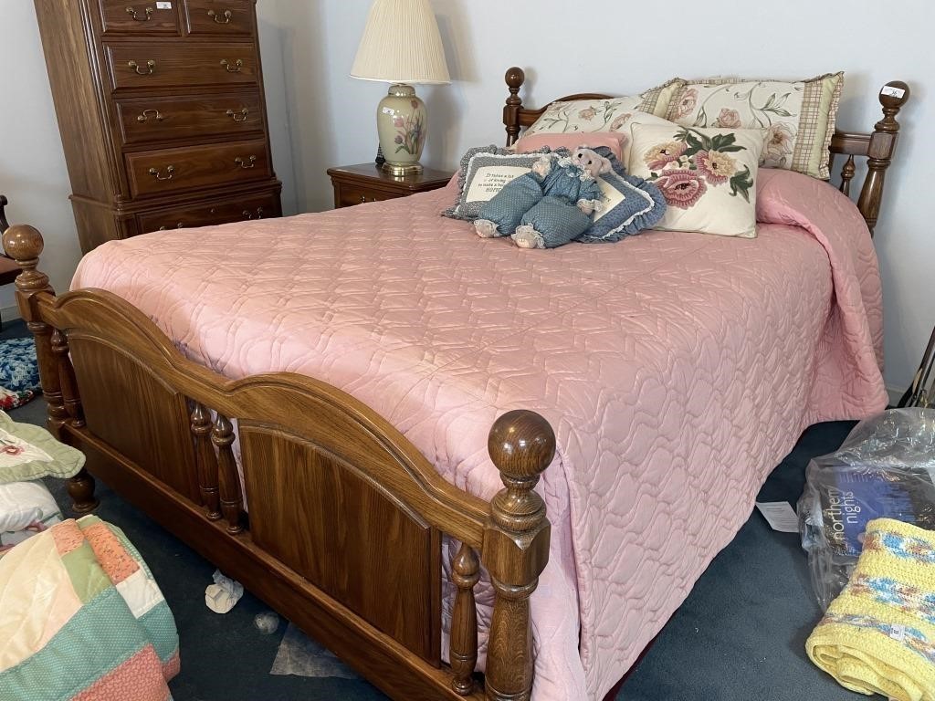 Oak Queen bed with matress set and linens