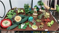 Tray lot of frog and toad related decorator items
