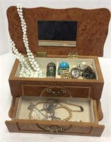 Jewelry box includes contents of seven rings