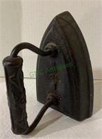 Cast iron iron with measurements of 7 inches