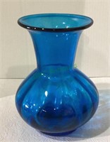 Beautiful vintage hand blown vase measuring 6