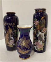 A lot of three oriental themed vases in cobalt