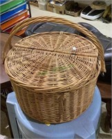 Vintage hinged lid wicker picnic basket - round