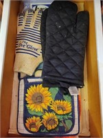 Oven Mitts, Pot Holders & Table Cloths
