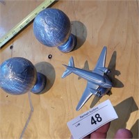 fossil - airplane , 2 globes