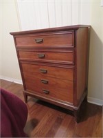A Mid-Century Chest of 5 Drawers