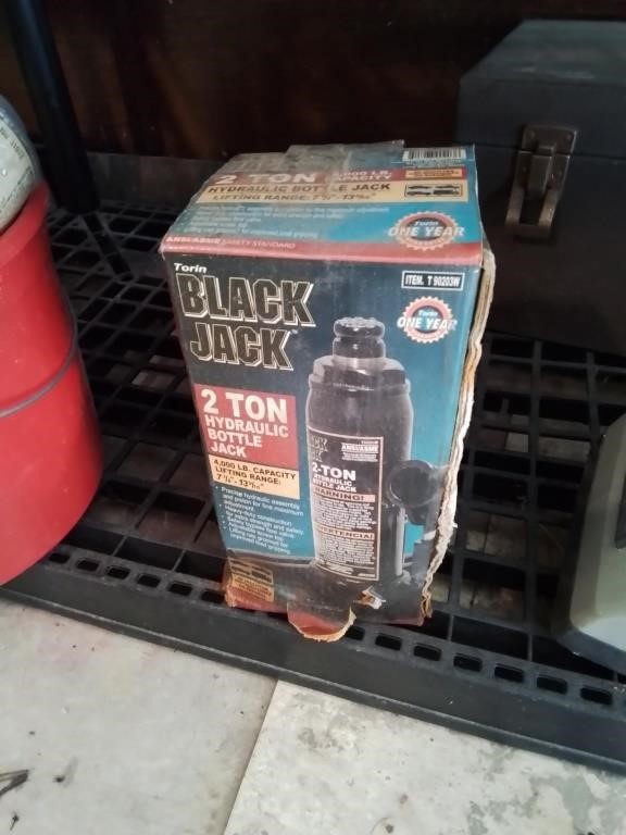Blackjack 2 ton hydraulic bottle Jack in the box