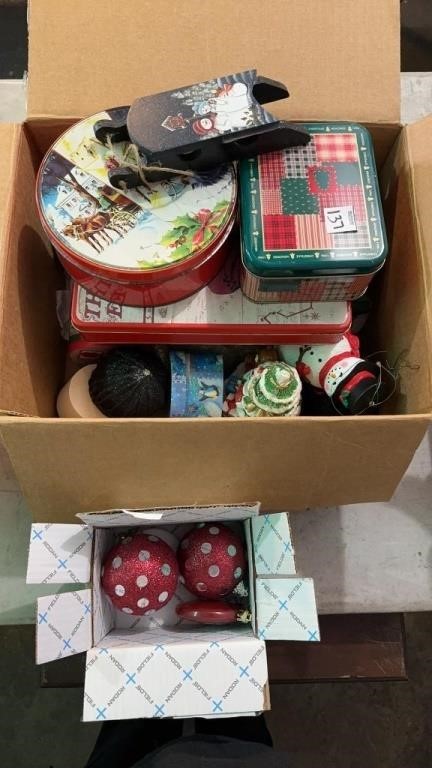 Miscellaneous Christmas items, and tins