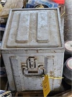 METAL BOX W/CONTENTS, CHAIN LINKS