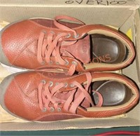 size 6.5 leather ladies keen shoes