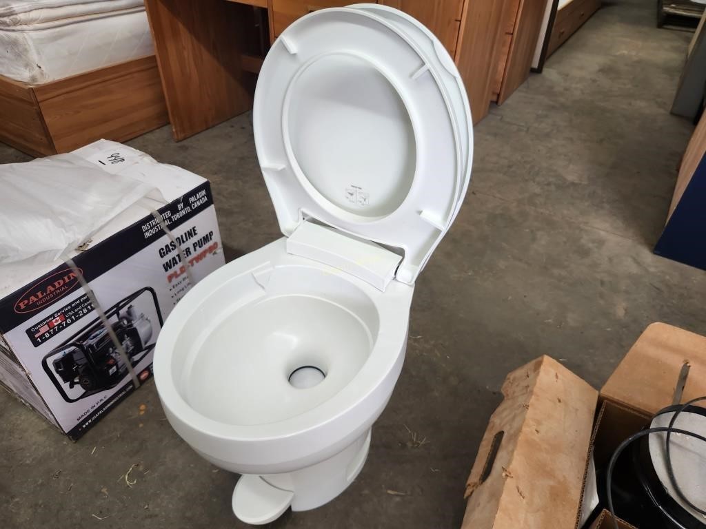 Thetfort RV Camper toiler w/sprayer