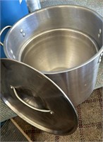 Big pot/pan comes w/nice heavy metal bowl used for