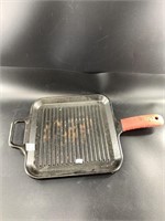 Lodge square modern cast iron skillet with silicon