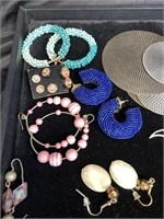 ECLECTIC LOT OF EARRINGS / JEWELRY