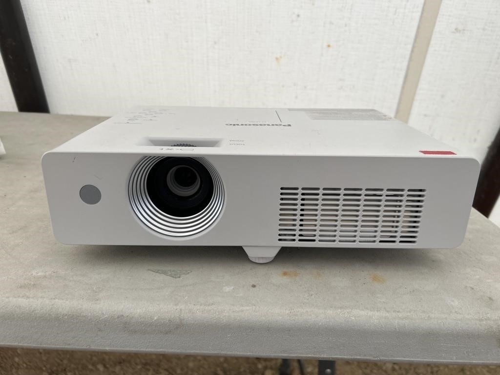 Panasonic LCD projector  with remote and power