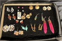 JEWELRY LOT / EARRINGS! / OVER 15 PAIRS