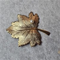 Sarah Coventry Signed Gold Tone Maple Leaf Brooch