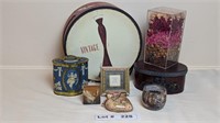 VINTAGE STORAGE BOXES AND OTHER DÉCOR