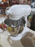 KITCHEN AID MIXER WITH BOWL AND BEATERS