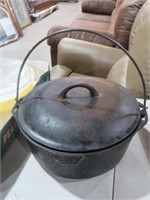 CAST IRON POT WITH LID AND HANDLE