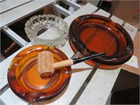 COLL OF VINTAGE GLASS ASHTRAY AND CORNCOB PIPE