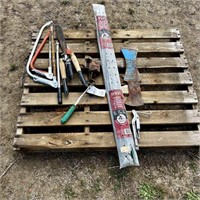 Small Pallet of Misc Small Garden Tools