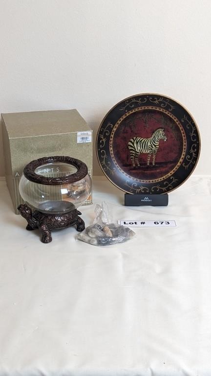 DECORATIVE PLATE AND TURTLE TABLE DÉCOR