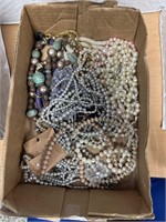 Miscellaneous lot of costume jewelry